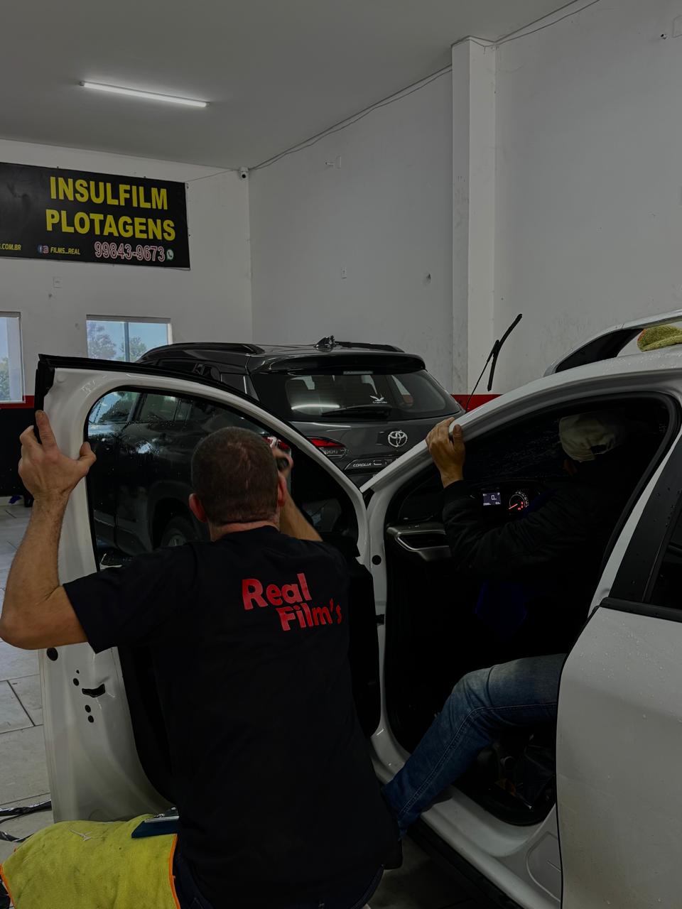 Aplicação de insulfilm em andamento